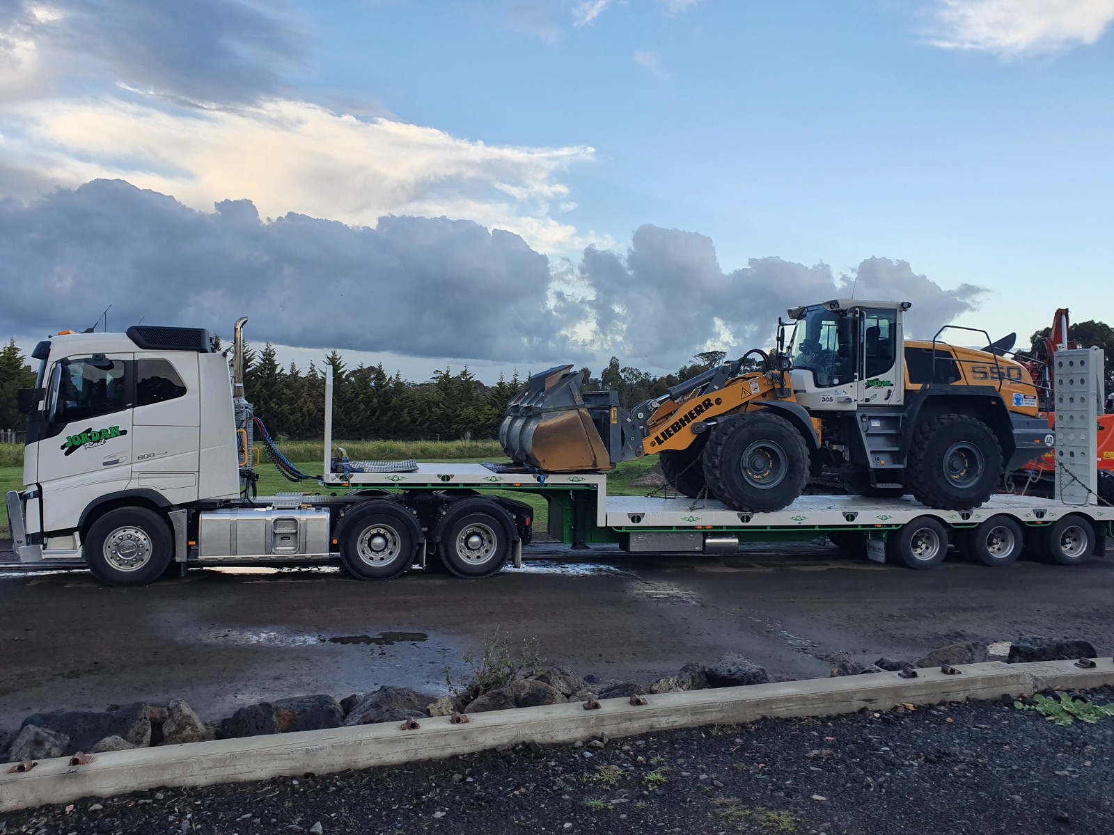 New Volvo FH600 Truck with Drop Deck, Deck Widener Low Loader Jordan Rail