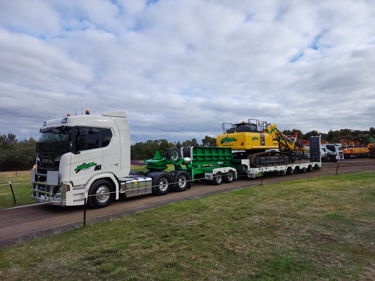 NEW SCANIA PRIME MOVER AND QUAD AXLE FLOAT Jordan Rail