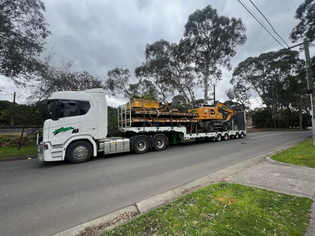 NEW SCANIA PRIME MOVER AND QUAD AXLE FLOAT Jordan Rail